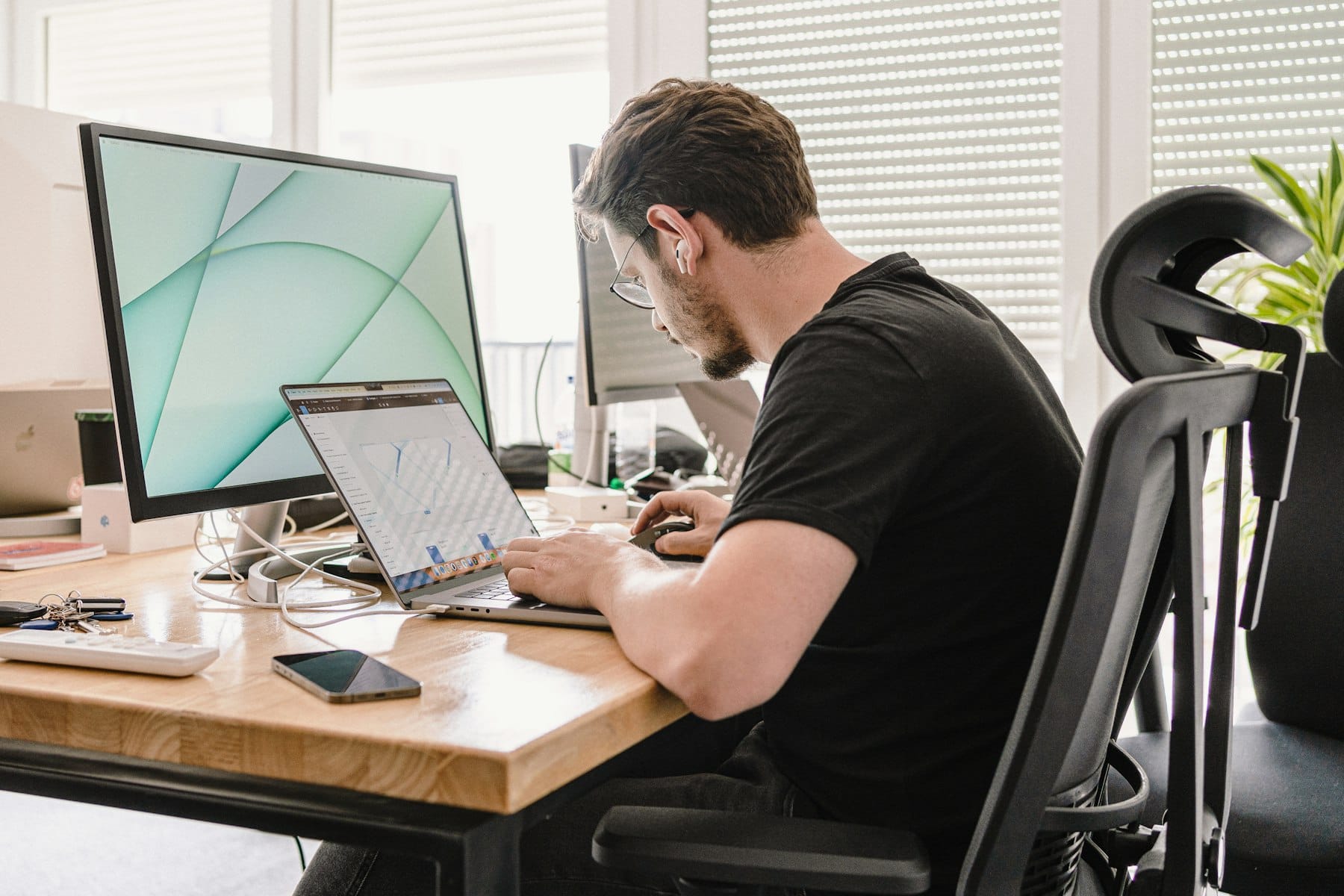Trader qui prépare sa journée devant son ordinateur